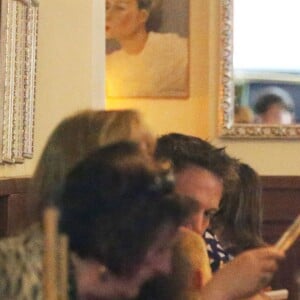 Exclusif - Jennifer Garner et Ben Affleck dînent en amoureux au restaurant à Paris puis sont rejoints par leurs enfants le 6 mai 2016. Ben Affleck et Jennifer Garner sont sortis discrètement de l'hôtel par derrière (toute la journée Jennifer était seule avec les enfants) pour se rendre bras dessus bras dessous dans un restaurant près la place des Vosges. Paris le 6 mai 2016