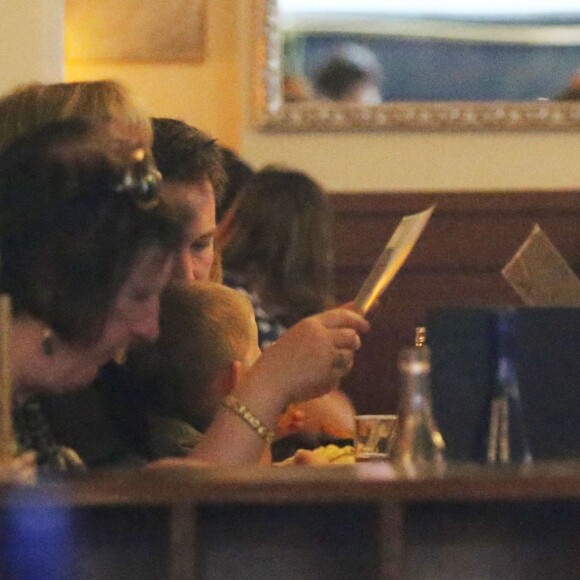 Exclusif - Jennifer Garner et Ben Affleck dînent en amoureux au restaurant à Paris puis sont rejoints par leurs enfants le 6 mai 2016. Ben Affleck et Jennifer Garner sont sortis discrètement de l'hôtel par derrière (toute la journée Jennifer était seule avec les enfants) pour se rendre bras dessus bras dessous dans un restaurant près la place des Vosges. Paris le 6 mai 2016