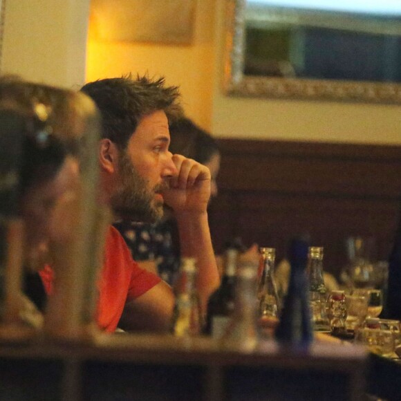 Exclusif - Jennifer Garner et Ben Affleck dînent en amoureux au restaurant à Paris puis sont rejoints par leurs enfants le 6 mai 2016. Ben Affleck et Jennifer Garner sont sortis discrètement de l'hôtel par derrière (toute la journée Jennifer était seule avec les enfants) pour se rendre bras dessus bras dessous dans un restaurant près la place des Vosges. Paris le 6 mai 2016