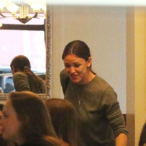 Exclusif - Jennifer Garner et Ben Affleck dînent en amoureux au restaurant à Paris puis sont rejoints par leurs enfants le 6 mai 2016. Ben Affleck et Jennifer Garner sont sortis discrètement de l'hôtel par derrière (toute la journée Jennifer était seule avec les enfants) pour se rendre bras dessus bras dessous dans un restaurant près la place des Vosges. Paris le 6 mai 2016