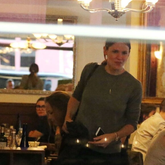 Exclusif - Jennifer Garner et Ben Affleck dînent en amoureux au restaurant à Paris puis sont rejoints par leurs enfants le 6 mai 2016. Ben Affleck et Jennifer Garner sont sortis discrètement de l'hôtel par derrière (toute la journée Jennifer était seule avec les enfants) pour se rendre bras dessus bras dessous dans un restaurant près la place des Vosges. Paris le 6 mai 2016