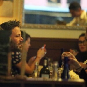 Exclusif - Jennifer Garner et Ben Affleck dînent en amoureux au restaurant à Paris puis sont rejoints par leurs enfants le 6 mai 2016. Ben Affleck et Jennifer Garner sont sortis discrètement de l'hôtel par derrière (toute la journée Jennifer était seule avec les enfants) pour se rendre bras dessus bras dessous dans un restaurant près la place des Vosges. Paris le 6 mai 2016