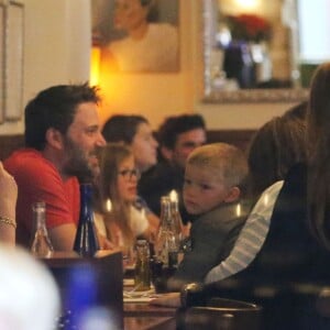 Exclusif - Jennifer Garner et Ben Affleck dînent en amoureux au restaurant à Paris puis sont rejoints par leurs enfants le 6 mai 2016. Ben Affleck et Jennifer Garner sont sortis discrètement de l'hôtel par derrière (toute la journée Jennifer était seule avec les enfants) pour se rendre bras dessus bras dessous dans un restaurant près la place des Vosges. Paris le 6 mai 2016