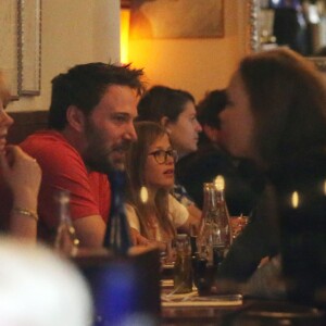 Exclusif - Jennifer Garner et Ben Affleck dînent en amoureux au restaurant à Paris puis sont rejoints par leurs enfants le 6 mai 2016. Ben Affleck et Jennifer Garner sont sortis discrètement de l'hôtel par derrière (toute la journée Jennifer était seule avec les enfants) pour se rendre bras dessus bras dessous dans un restaurant près la place des Vosges. Paris le 6 mai 2016