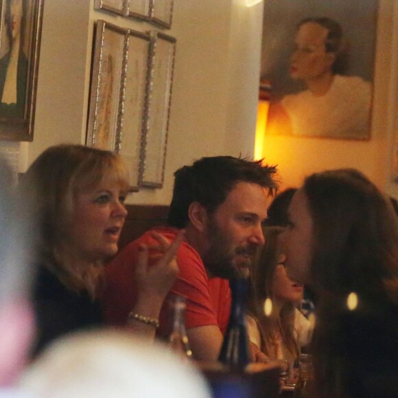 Exclusif - Jennifer Garner et Ben Affleck dînent en amoureux au restaurant à Paris puis sont rejoints par leurs enfants le 6 mai 2016. Ben Affleck et Jennifer Garner sont sortis discrètement de l'hôtel par derrière (toute la journée Jennifer était seule avec les enfants) pour se rendre bras dessus bras dessous dans un restaurant près la place des Vosges. Paris le 6 mai 2016