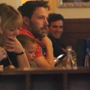 Exclusif - Jennifer Garner et Ben Affleck dînent en amoureux au restaurant à Paris puis sont rejoints par leurs enfants le 6 mai 2016. Ben Affleck et Jennifer Garner sont sortis discrètement de l'hôtel par derrière (toute la journée Jennifer était seule avec les enfants) pour se rendre bras dessus bras dessous dans un restaurant près la place des Vosges. Paris le 6 mai 2016