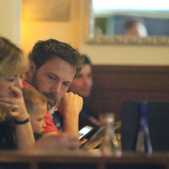 Exclusif - Jennifer Garner et Ben Affleck dînent en amoureux au restaurant à Paris puis sont rejoints par leurs enfants le 6 mai 2016. Ben Affleck et Jennifer Garner sont sortis discrètement de l'hôtel par derrière (toute la journée Jennifer était seule avec les enfants) pour se rendre bras dessus bras dessous dans un restaurant près la place des Vosges. Paris le 6 mai 2016