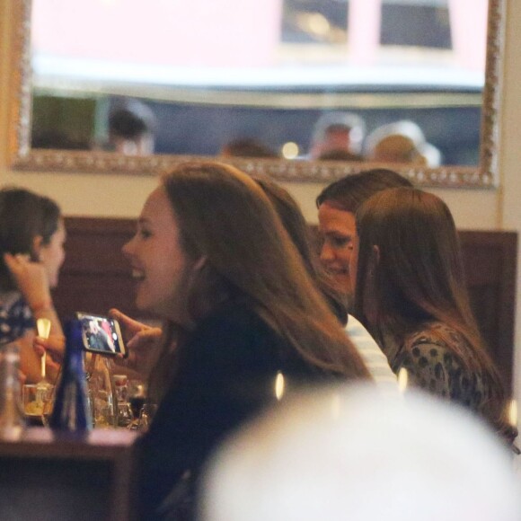 Exclusif - Jennifer Garner et Ben Affleck dînent en amoureux au restaurant à Paris puis sont rejoints par leurs enfants le 6 mai 2016. Ben Affleck et Jennifer Garner sont sortis discrètement de l'hôtel par derrière (toute la journée Jennifer était seule avec les enfants) pour se rendre bras dessus bras dessous dans un restaurant près la place des Vosges. Paris le 6 mai 2016