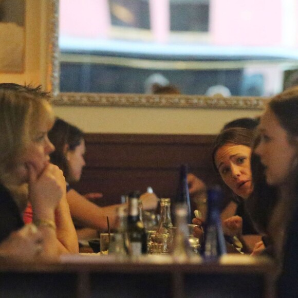 Exclusif - Jennifer Garner et Ben Affleck dînent en amoureux au restaurant à Paris puis sont rejoints par leurs enfants le 6 mai 2016. Ben Affleck et Jennifer Garner sont sortis discrètement de l'hôtel par derrière (toute la journée Jennifer était seule avec les enfants) pour se rendre bras dessus bras dessous dans un restaurant près la place des Vosges. Paris le 6 mai 2016