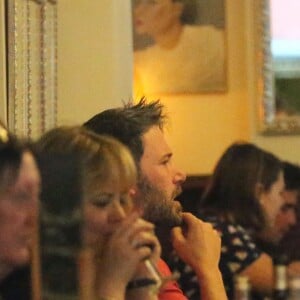 Exclusif - Jennifer Garner et Ben Affleck dînent en amoureux au restaurant à Paris puis sont rejoints par leurs enfants le 6 mai 2016. Ben Affleck et Jennifer Garner sont sortis discrètement de l'hôtel par derrière (toute la journée Jennifer était seule avec les enfants) pour se rendre bras dessus bras dessous dans un restaurant près la place des Vosges. Paris le 6 mai 2016