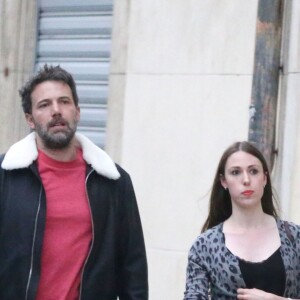 Exclusif - Jennifer Garner et Ben Affleck dînent en amoureux au restaurant à Paris puis sont rejoints par leurs enfants le 6 mai 2016. Ben Affleck et Jennifer Garner sont sortis discrètement de l'hôtel par derrière (toute la journée Jennifer était seule avec les enfants) pour se rendre bras dessus bras dessous dans un restaurant près la place des Vosges. Paris le 6 mai 2016. Ici, Ben Affleck et la nounou