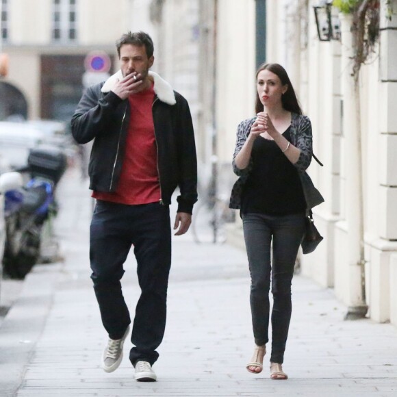 Exclusif - Jennifer Garner et Ben Affleck dînent en amoureux au restaurant à Paris puis sont rejoints par leurs enfants le 6 mai 2016. Ben Affleck et Jennifer Garner sont sortis discrètement de l'hôtel par derrière (toute la journée Jennifer était seule avec les enfants) pour se rendre bras dessus bras dessous dans un restaurant près la place des Vosges. Paris le 6 mai 2016