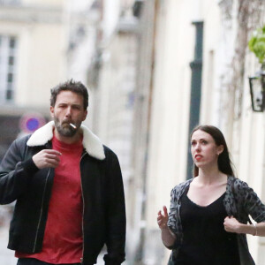 Exclusif - Jennifer Garner et Ben Affleck dînent en amoureux au restaurant à Paris puis sont rejoints par leurs enfants le 6 mai 2016. Ben Affleck et Jennifer Garner sont sortis discrètement de l'hôtel par derrière (toute la journée Jennifer était seule avec les enfants) pour se rendre bras dessus bras dessous dans un restaurant près la place des Vosges. Paris le 6 mai 2016