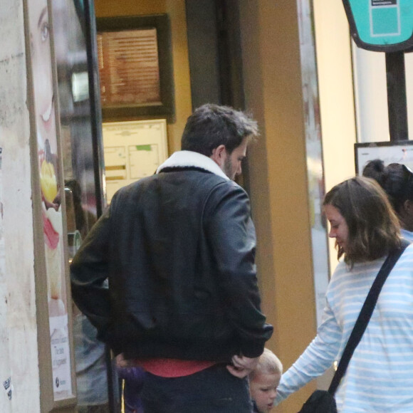 Exclusif - Jennifer Garner et Ben Affleck dînent en amoureux au restaurant à Paris puis sont rejoints par leurs enfants le 6 mai 2016. Ben Affleck et Jennifer Garner sont sortis discrètement de l'hôtel par derrière (toute la journée Jennifer était seule avec les enfants) pour se rendre bras dessus bras dessous dans un restaurant près la place des Vosges. Paris le 6 mai 2016