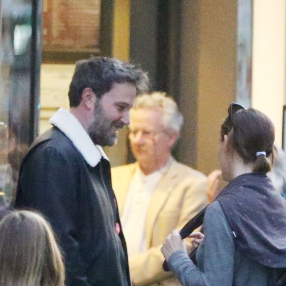 Exclusif - Jennifer Garner et Ben Affleck dînent en amoureux au restaurant à Paris puis sont rejoints par leurs enfants le 6 mai 2016. Ben Affleck et Jennifer Garner sont sortis discrètement de l'hôtel par derrière (toute la journée Jennifer était seule avec les enfants) pour se rendre bras dessus bras dessous dans un restaurant près la place des Vosges. Paris le 6 mai 2016