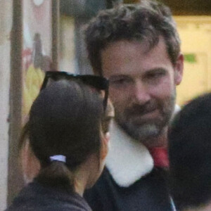 Exclusif - Jennifer Garner et Ben Affleck dînent en amoureux au restaurant à Paris puis sont rejoints par leurs enfants le 6 mai 2016. Ben Affleck et Jennifer Garner sont sortis discrètement de l'hôtel par derrière (toute la journée Jennifer était seule avec les enfants) pour se rendre bras dessus bras dessous dans un restaurant près la place des Vosges. Paris le 6 mai 2016