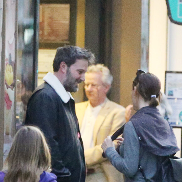 Exclusif - Jennifer Garner et Ben Affleck dînent en amoureux au restaurant à Paris puis sont rejoints par leurs enfants le 6 mai 2016. Ben Affleck et Jennifer Garner sont sortis discrètement de l'hôtel par derrière (toute la journée Jennifer était seule avec les enfants) pour se rendre bras dessus bras dessous dans un restaurant près la place des Vosges. Paris le 6 mai 2016