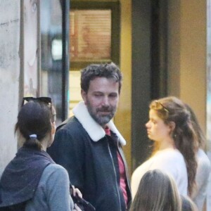 Exclusif - Jennifer Garner et Ben Affleck dînent en amoureux au restaurant à Paris puis sont rejoints par leurs enfants le 6 mai 2016. Ben Affleck et Jennifer Garner sont sortis discrètement de l'hôtel par derrière (toute la journée Jennifer était seule avec les enfants) pour se rendre bras dessus bras dessous dans un restaurant près la place des Vosges. Paris le 6 mai 2016