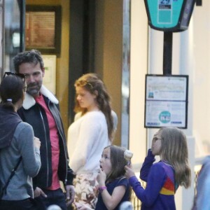 Exclusif - Jennifer Garner et Ben Affleck dînent en amoureux au restaurant à Paris puis sont rejoints par leurs enfants le 6 mai 2016. Ben Affleck et Jennifer Garner sont sortis discrètement de l'hôtel par derrière (toute la journée Jennifer était seule avec les enfants) pour se rendre bras dessus bras dessous dans un restaurant près la place des Vosges. Paris le 6 mai 2016