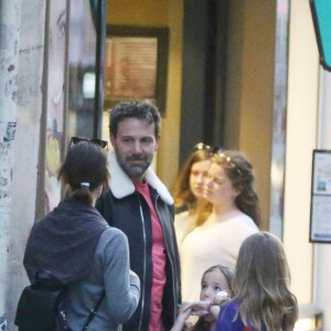 Exclusif - Jennifer Garner et Ben Affleck dînent en amoureux au restaurant à Paris puis sont rejoints par leurs enfants le 6 mai 2016. Ben Affleck et Jennifer Garner sont sortis discrètement de l'hôtel par derrière (toute la journée Jennifer était seule avec les enfants) pour se rendre bras dessus bras dessous dans un restaurant près la place des Vosges. Paris le 6 mai 2016