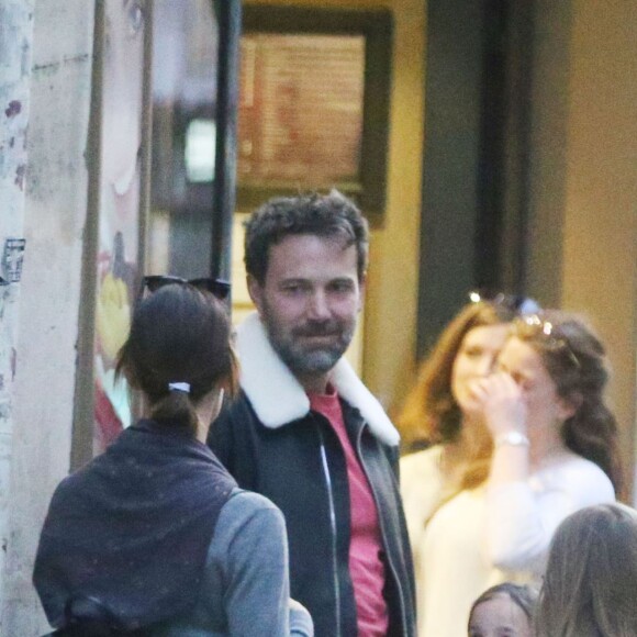 Exclusif - Jennifer Garner et Ben Affleck dînent en amoureux au restaurant à Paris puis sont rejoints par leurs enfants le 6 mai 2016. Ben Affleck et Jennifer Garner sont sortis discrètement de l'hôtel par derrière (toute la journée Jennifer était seule avec les enfants) pour se rendre bras dessus bras dessous dans un restaurant près la place des Vosges. Paris le 6 mai 2016