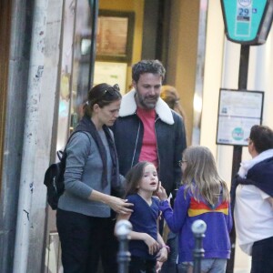 Exclusif - Jennifer Garner et Ben Affleck dînent en amoureux au restaurant à Paris puis sont rejoints par leurs enfants le 6 mai 2016. Ben Affleck et Jennifer Garner sont sortis discrètement de l'hôtel par derrière (toute la journée Jennifer était seule avec les enfants) pour se rendre bras dessus bras dessous dans un restaurant près la place des Vosges. Paris le 6 mai 2016