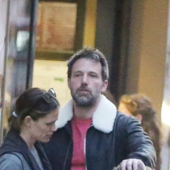 Exclusif - Jennifer Garner et Ben Affleck dînent en amoureux au restaurant à Paris puis sont rejoints par leurs enfants le 6 mai 2016. Ben Affleck et Jennifer Garner sont sortis discrètement de l'hôtel par derrière (toute la journée Jennifer était seule avec les enfants) pour se rendre bras dessus bras dessous dans un restaurant près la place des Vosges. Paris le 6 mai 2016