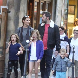 Exclusif - Jennifer Garner et Ben Affleck dînent en amoureux au restaurant à Paris puis sont rejoints par leurs enfants le 6 mai 2016. Ben Affleck et Jennifer Garner sont sortis discrètement de l'hôtel par derrière (toute la journée Jennifer était seule avec les enfants) pour se rendre bras dessus bras dessous dans un restaurant près la place des Vosges. Paris le 6 mai 2016