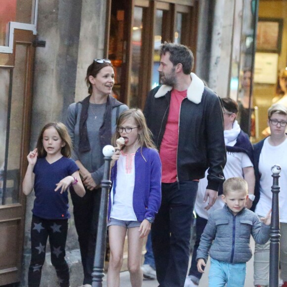 Exclusif - Jennifer Garner et Ben Affleck dînent en amoureux au restaurant à Paris puis sont rejoints par leurs enfants le 6 mai 2016. Ben Affleck et Jennifer Garner sont sortis discrètement de l'hôtel par derrière (toute la journée Jennifer était seule avec les enfants) pour se rendre bras dessus bras dessous dans un restaurant près la place des Vosges. Paris le 6 mai 2016