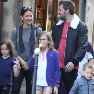 Exclusif - Jennifer Garner et Ben Affleck dînent en amoureux au restaurant à Paris puis sont rejoints par leurs enfants le 6 mai 2016. Ben Affleck et Jennifer Garner sont sortis discrètement de l'hôtel par derrière (toute la journée Jennifer était seule avec les enfants) pour se rendre bras dessus bras dessous dans un restaurant près la place des Vosges. Paris le 6 mai 2016