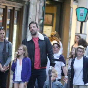 Exclusif - Jennifer Garner et Ben Affleck dînent en amoureux au restaurant à Paris puis sont rejoints par leurs enfants le 6 mai 2016. Ben Affleck et Jennifer Garner sont sortis discrètement de l'hôtel par derrière (toute la journée Jennifer était seule avec les enfants) pour se rendre bras dessus bras dessous dans un restaurant près la place des Vosges. Paris le 6 mai 2016