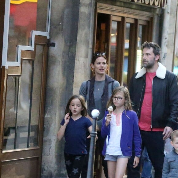 Exclusif - Jennifer Garner et Ben Affleck dînent en amoureux au restaurant à Paris puis sont rejoints par leurs enfants le 6 mai 2016. Ben Affleck et Jennifer Garner sont sortis discrètement de l'hôtel par derrière (toute la journée Jennifer était seule avec les enfants) pour se rendre bras dessus bras dessous dans un restaurant près la place des Vosges. Paris le 6 mai 2016