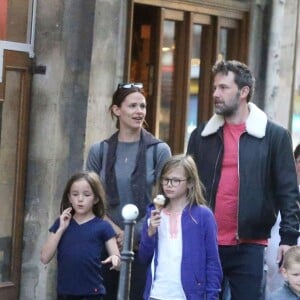 Exclusif - Jennifer Garner et Ben Affleck dînent en amoureux au restaurant à Paris puis sont rejoints par leurs enfants le 6 mai 2016. Ben Affleck et Jennifer Garner sont sortis discrètement de l'hôtel par derrière (toute la journée Jennifer était seule avec les enfants) pour se rendre bras dessus bras dessous dans un restaurant près la place des Vosges. Paris le 6 mai 2016