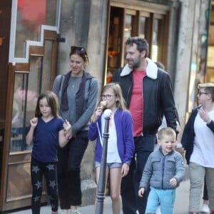 Exclusif - Jennifer Garner et Ben Affleck dînent en amoureux au restaurant à Paris puis sont rejoints par leurs enfants le 6 mai 2016. Ben Affleck et Jennifer Garner sont sortis discrètement de l'hôtel par derrière (toute la journée Jennifer était seule avec les enfants) pour se rendre bras dessus bras dessous dans un restaurant près la place des Vosges. Paris le 6 mai 2016