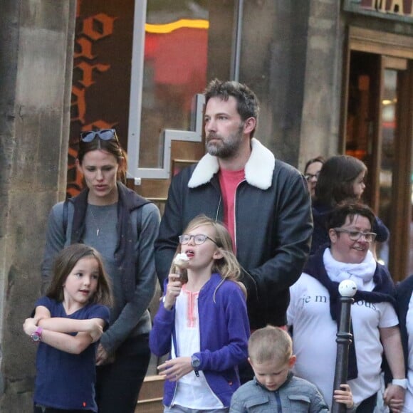 Exclusif - Jennifer Garner et Ben Affleck dînent en amoureux au restaurant à Paris puis sont rejoints par leurs enfants le 6 mai 2016. Ben Affleck et Jennifer Garner sont sortis discrètement de l'hôtel par derrière (toute la journée Jennifer était seule avec les enfants) pour se rendre bras dessus bras dessous dans un restaurant près la place des Vosges. Paris le 6 mai 2016