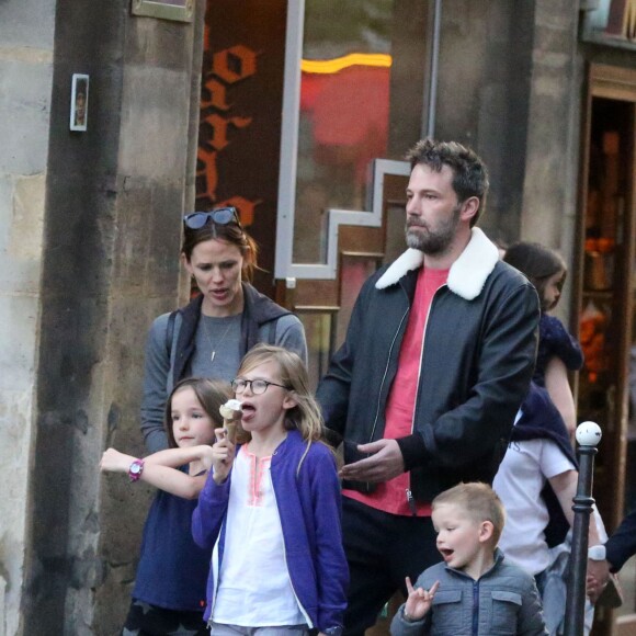 Exclusif - Jennifer Garner et Ben Affleck dînent en amoureux au restaurant à Paris puis sont rejoints par leurs enfants le 6 mai 2016. Ben Affleck et Jennifer Garner sont sortis discrètement de l'hôtel par derrière (toute la journée Jennifer était seule avec les enfants) pour se rendre bras dessus bras dessous dans un restaurant près la place des Vosges. Paris le 6 mai 2016