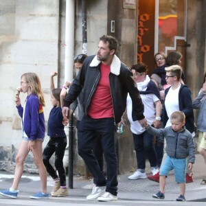 Exclusif - Jennifer Garner et Ben Affleck dînent en amoureux au restaurant à Paris puis sont rejoints par leurs enfants le 6 mai 2016. Ben Affleck et Jennifer Garner sont sortis discrètement de l'hôtel par derrière (toute la journée Jennifer était seule avec les enfants) pour se rendre bras dessus bras dessous dans un restaurant près la place des Vosges. Paris le 6 mai 2016