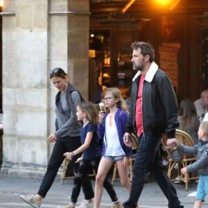 Exclusif - Jennifer Garner et Ben Affleck dînent en amoureux au restaurant à Paris puis sont rejoints par leurs enfants le 6 mai 2016. Ben Affleck et Jennifer Garner sont sortis discrètement de l'hôtel par derrière (toute la journée Jennifer était seule avec les enfants) pour se rendre bras dessus bras dessous dans un restaurant près la place des Vosges. Paris le 6 mai 2016