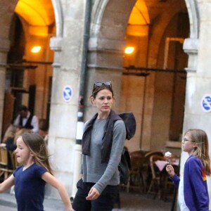 Exclusif - Jennifer Garner et Ben Affleck dînent en amoureux au restaurant à Paris puis sont rejoints par leurs enfants le 6 mai 2016. Ben Affleck et Jennifer Garner sont sortis discrètement de l'hôtel par derrière (toute la journée Jennifer était seule avec les enfants) pour se rendre bras dessus bras dessous dans un restaurant près la place des Vosges. Paris le 6 mai 2016