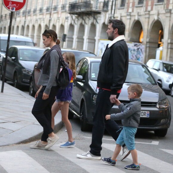Exclusif - Jennifer Garner et Ben Affleck dînent en amoureux au restaurant à Paris puis sont rejoints par leurs enfants le 6 mai 2016. Ben Affleck et Jennifer Garner sont sortis discrètement de l'hôtel par derrière (toute la journée Jennifer était seule avec les enfants) pour se rendre bras dessus bras dessous dans un restaurant près la place des Vosges. Paris le 6 mai 2016