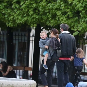 Exclusif - Jennifer Garner et Ben Affleck dînent en amoureux au restaurant à Paris puis sont rejoints par leurs enfants le 6 mai 2016. Ben Affleck et Jennifer Garner sont sortis discrètement de l'hôtel par derrière (toute la journée Jennifer était seule avec les enfants) pour se rendre bras dessus bras dessous dans un restaurant près la place des Vosges. Paris le 6 mai 2016