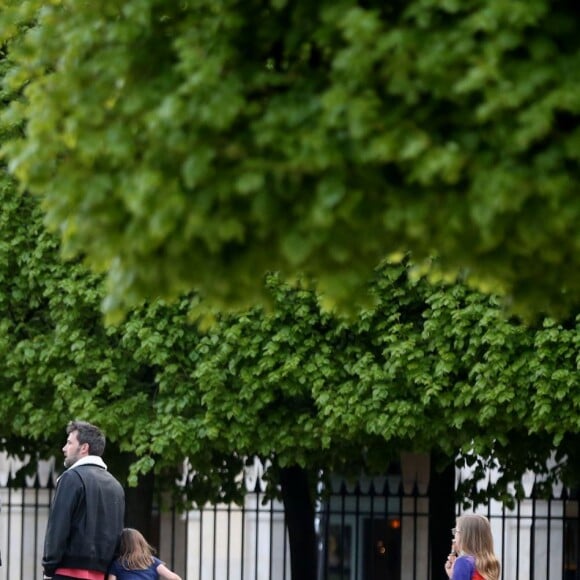 Exclusif - Jennifer Garner et Ben Affleck dînent en amoureux au restaurant à Paris puis sont rejoints par leurs enfants le 6 mai 2016. Ben Affleck et Jennifer Garner sont sortis discrètement de l'hôtel par derrière (toute la journée Jennifer était seule avec les enfants) pour se rendre bras dessus bras dessous dans un restaurant près la place des Vosges. Paris le 6 mai 2016