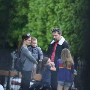 Exclusif - Jennifer Garner et Ben Affleck dînent en amoureux au restaurant à Paris puis sont rejoints par leurs enfants le 6 mai 2016. Ben Affleck et Jennifer Garner sont sortis discrètement de l'hôtel par derrière (toute la journée Jennifer était seule avec les enfants) pour se rendre bras dessus bras dessous dans un restaurant près la place des Vosges. Paris le 6 mai 2016