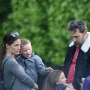 Exclusif - Jennifer Garner et Ben Affleck dînent en amoureux au restaurant à Paris puis sont rejoints par leurs enfants le 6 mai 2016. Ben Affleck et Jennifer Garner sont sortis discrètement de l'hôtel par derrière (toute la journée Jennifer était seule avec les enfants) pour se rendre bras dessus bras dessous dans un restaurant près la place des Vosges. Paris le 6 mai 2016