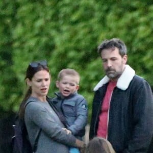 Exclusif - Jennifer Garner et Ben Affleck dînent en amoureux au restaurant à Paris puis sont rejoints par leurs enfants le 6 mai 2016. Ben Affleck et Jennifer Garner sont sortis discrètement de l'hôtel par derrière (toute la journée Jennifer était seule avec les enfants) pour se rendre bras dessus bras dessous dans un restaurant près la place des Vosges. Paris le 6 mai 2016