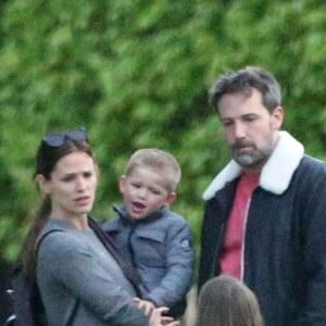 Exclusif - Jennifer Garner et Ben Affleck dînent en amoureux au restaurant à Paris puis sont rejoints par leurs enfants le 6 mai 2016. Ben Affleck et Jennifer Garner sont sortis discrètement de l'hôtel par derrière (toute la journée Jennifer était seule avec les enfants) pour se rendre bras dessus bras dessous dans un restaurant près la place des Vosges. Paris le 6 mai 2016