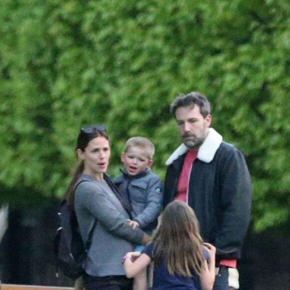 Exclusif - Jennifer Garner et Ben Affleck dînent en amoureux au restaurant à Paris puis sont rejoints par leurs enfants le 6 mai 2016. Ben Affleck et Jennifer Garner sont sortis discrètement de l'hôtel par derrière (toute la journée Jennifer était seule avec les enfants) pour se rendre bras dessus bras dessous dans un restaurant près la place des Vosges. Paris le 6 mai 2016