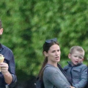 Exclusif - Jennifer Garner et Ben Affleck dînent en amoureux au restaurant à Paris puis sont rejoints par leurs enfants le 6 mai 2016. Ben Affleck et Jennifer Garner sont sortis discrètement de l'hôtel par derrière (toute la journée Jennifer était seule avec les enfants) pour se rendre bras dessus bras dessous dans un restaurant près la place des Vosges. Paris le 6 mai 2016