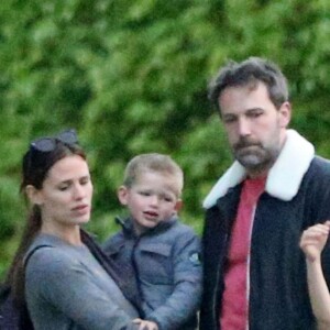 Exclusif - Jennifer Garner et Ben Affleck dînent en amoureux au restaurant à Paris puis sont rejoints par leurs enfants le 6 mai 2016. Ben Affleck et Jennifer Garner sont sortis discrètement de l'hôtel par derrière (toute la journée Jennifer était seule avec les enfants) pour se rendre bras dessus bras dessous dans un restaurant près la place des Vosges. Paris le 6 mai 2016