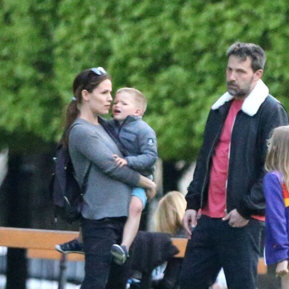 Exclusif - Jennifer Garner et Ben Affleck dînent en amoureux au restaurant à Paris puis sont rejoints par leurs enfants le 6 mai 2016. Ben Affleck et Jennifer Garner sont sortis discrètement de l'hôtel par derrière (toute la journée Jennifer était seule avec les enfants) pour se rendre bras dessus bras dessous dans un restaurant près la place des Vosges. Paris le 6 mai 2016